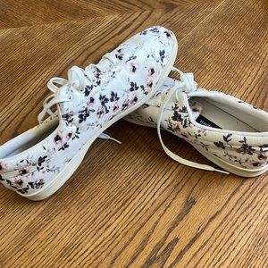 White floral Easy Spirit shoes size 12